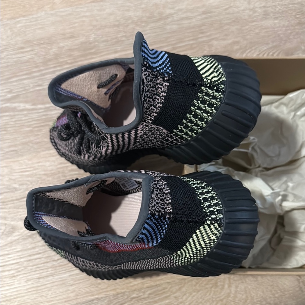Adidas Yeezy Boost 350 V2 - Picture 6 of 9